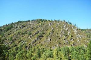 paisaje de montaña en siberia en las montañas de altai foto