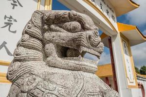 decoración de león de mármol chino frente al museo conmemorativo de los mártires chinos en doi mae salong de la provincia de chiang rai de tailandia. foto