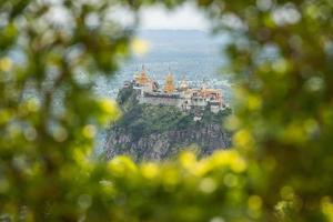 vista espectacular del monte popa. mt.popa es el hogar de nat, el fantasma de la mitología birmana. este lugar es el viejo volcán en myanmar. foto