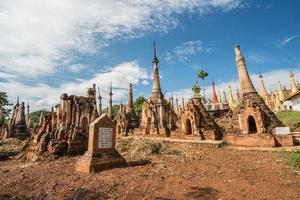 el grupo de pagoda antigua llamado shwe indein ubicado en el pueblo cerca del lago inle de myanmar. foto