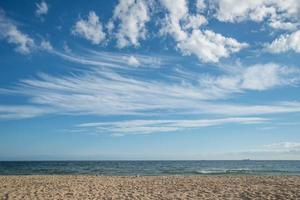 el cielo y la playa de arena en st.kilda, melbourne, australia. foto