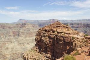 gran cañón, arizona - estados unidos - 31 de agosto de 2017 - un grupo de turistas explorando el gran cañón. foto