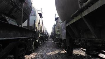 vieux wagons-citernes sur des voies ferrées abandonnées video