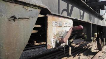 viejos vagones cisterna en vías ferroviarias abandonadas