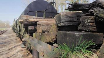 carros-tanque antigos em trilhos abandonados video
