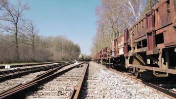 vieux wagons-citernes sur des voies ferrées abandonnées video