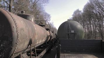 viejos vagones cisterna en vías ferroviarias abandonadas