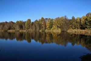 una vista del lago alderford cerca de whitchurch en shropshire foto