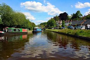 una vista de algunas barcazas en el canal llangollen cerca del acueducto pontcysylte en el norte de Gales foto