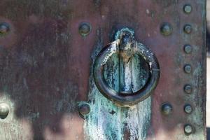 manija de puerta de una puerta de cobre foto