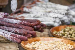 chorizos y otras delicias en un puesto de mercado foto