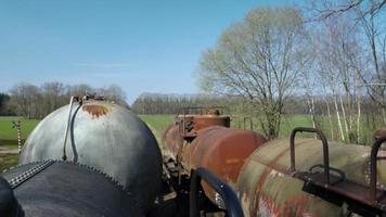 viejos vagones cisterna en vías ferroviarias abandonadas video