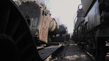 vieux wagons-citernes sur des voies ferrées abandonnées video