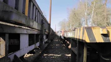alte Kesselwagen auf stillgelegten Bahngleisen