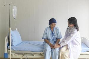 médico sosteniendo la mano de un paciente con cáncer en el hospital, atención médica y concepto médico