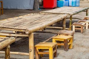 mesa de bambú y silla de madera