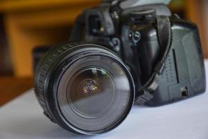 lente y cámara sobre fondo blanco luz suave foto