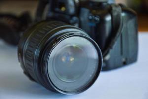 lente y cámara sobre fondo blanco luz suave foto
