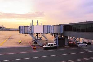 servicio de rampa del aeropuerto para un avión comercial en el aeropuerto internacional foto