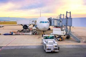 servicio de rampa del aeropuerto para un avión comercial que aterriza en el aeropuerto internacional de narita en tokio, japón.