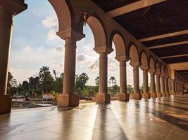 pasillo de visitantes en el centro islámico de la mezquita samarinda foto