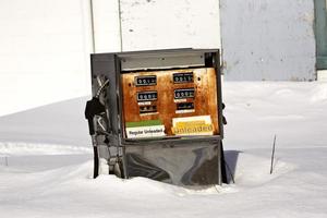 una vieja bomba de gasolina en invierno foto