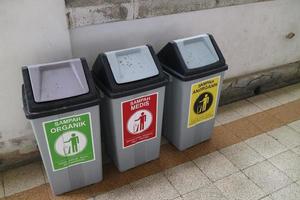 imagen editorial del cubo de basura en el edificio histórico lawang sewu en la ciudad de semarang java indonesia central foto