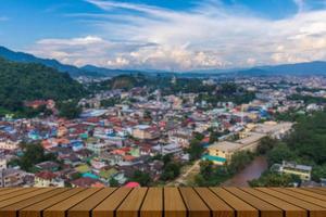 mesa de madera vacía frente al lago fondo borroso cielo azul foto