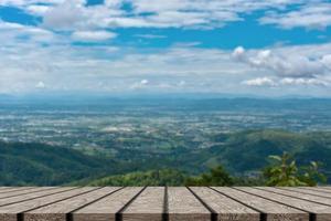 la mesa de madera y la belleza desdibujan el cielo y las montañas como fondo foto