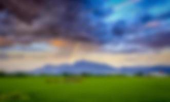 la vista borrosa de las montañas contra el hermoso telón de fondo del cielo y las nubes de colores. foto