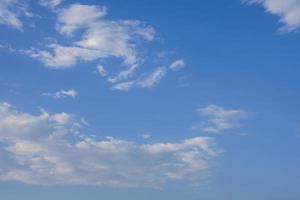 cielo azul y nubes blancas, la frescura del nuevo día. el fondo azul brillante da una sensación de relajación como en el cielo, el paisaje del cielo azul y la luz del sol. foto