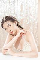 hermosa mujer asiática joven con piel limpia y fresca con perlas sobre fondo brillante. cuidado facial, tratamiento facial, belleza y spa, lindo retrato de mujeres asiáticas. foto