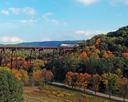 vías de tren que atraviesan la montaña en otoño foto