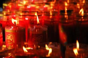 luz de vela roja en templo asiático foto