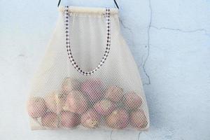 cebolla fresca en una bolsa de compras reutilizable foto