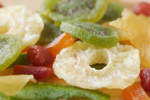 frutos secos y bayas en la mesa foto