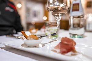 primer plano de deliciosos mariscos servidos en un tazón en la mesa de comedor en el resort foto