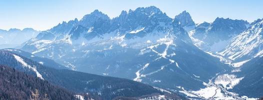 vista panorámica de la cordillera cubierta de nieve contra el cielo despejado en la región alpina foto