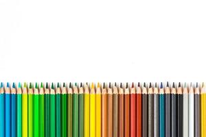 palos de madera multicolores lápices de colores de madera sobre fondo blanco foto