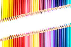 palos de madera multicolores lápices de colores de madera sobre fondo blanco foto