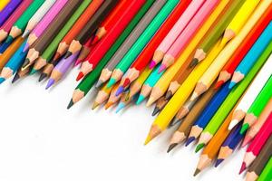palos de madera multicolores lápices de colores de madera sobre fondo blanco foto