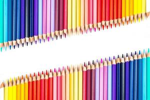 palos de madera multicolores lápices de colores de madera sobre fondo blanco foto