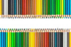 palos de madera multicolores lápices de colores de madera sobre fondo blanco foto