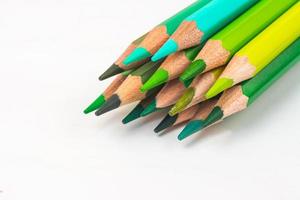 palos de madera multicolores lápices de colores de madera sobre fondo blanco foto