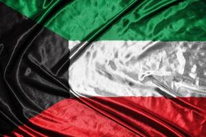bandera de tela de kuwait bandera de satén ondeando la textura de la tela de la bandera foto