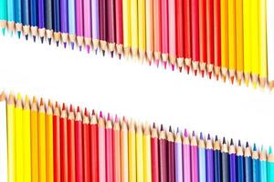 palos de madera multicolores lápices de colores de madera sobre fondo blanco foto