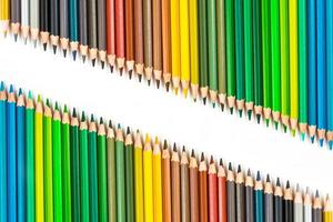 palos de madera multicolores lápices de colores de madera sobre fondo blanco foto