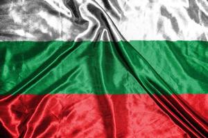 bandera de tela de bulgaria bandera de satén ondeando la textura de la tela de la bandera foto
