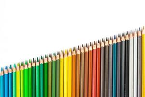 palos de madera multicolores lápices de colores de madera sobre fondo blanco foto