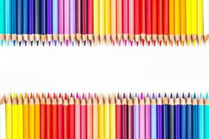 palos de madera multicolores lápices de colores de madera sobre fondo blanco foto